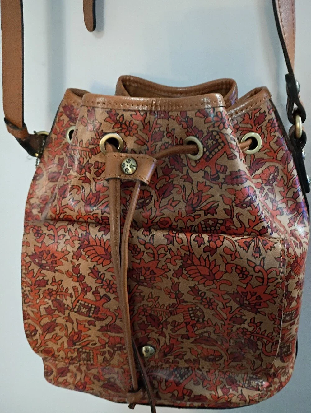 Patricia Nash, NWOT,  Women's, Floral Printed Drawstring Bucket Bag - Tan & Red